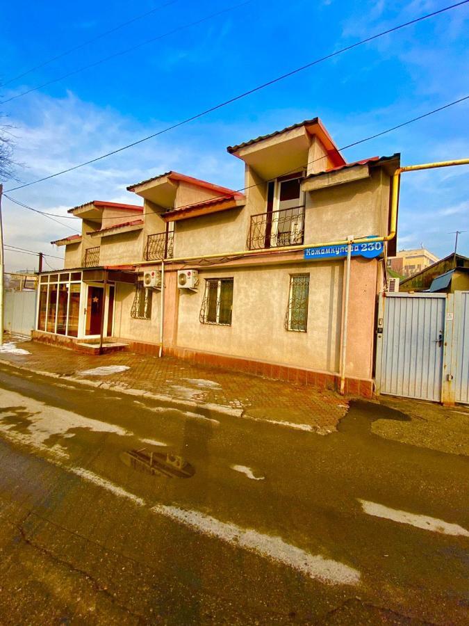 छात्रावास Esentai Almaty
